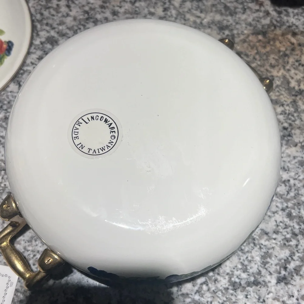 LINCOWARE Vegetables Enameled Metal Pot Server Lid Brass Handles